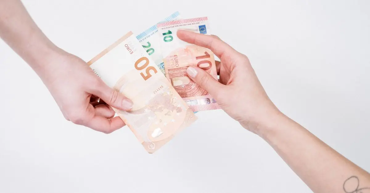 Cómo Ahorrar Dinero Utilizando el Método de la Regla del 50/30/20